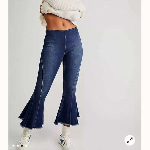 We The Free Crvy Last Dance Crop Flare Raw Hem Pull On Dark Wash Jeans 28 - Picture 3 of 9